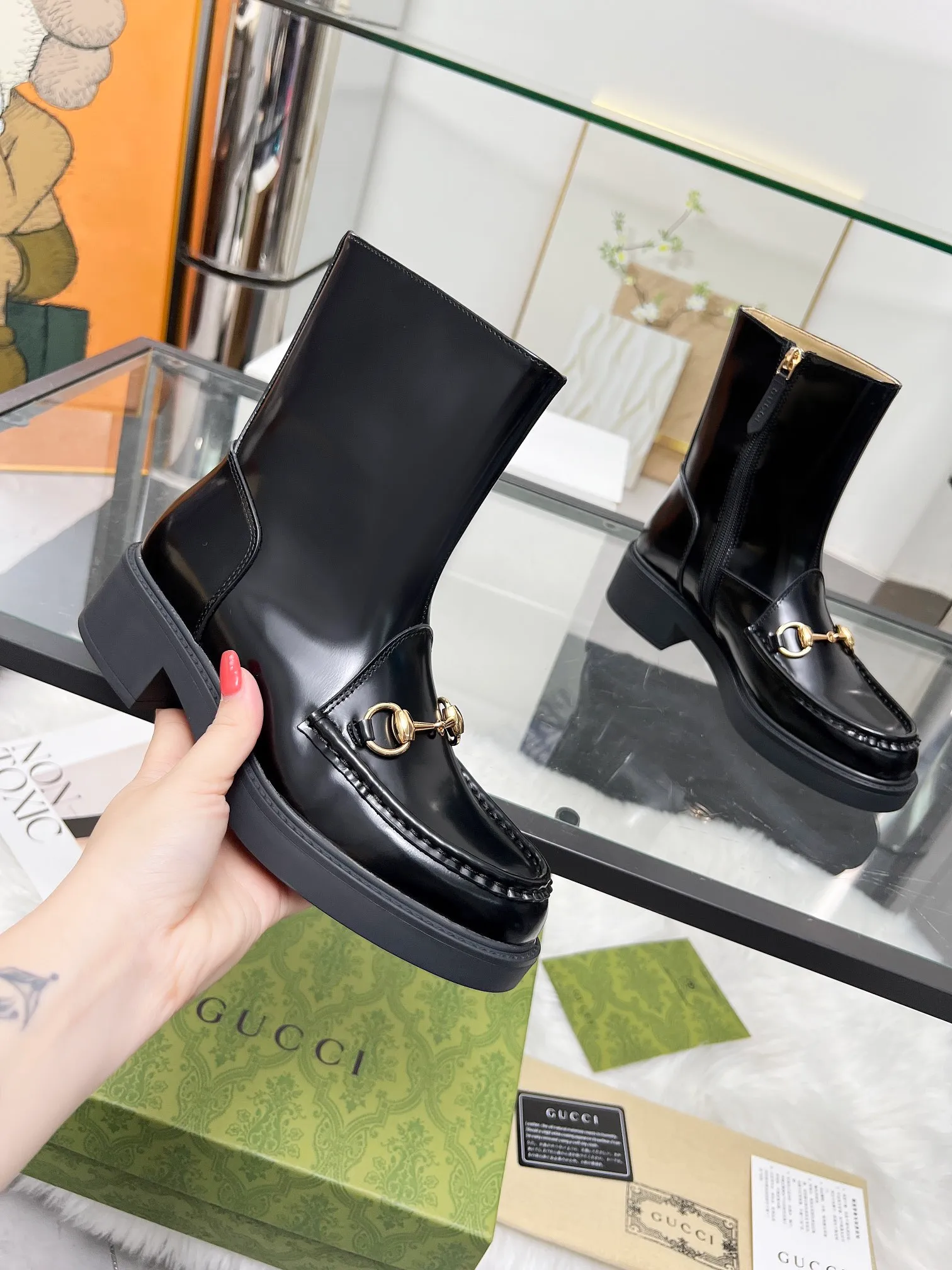 👟👟Ex-factory price 600👟👟 2025 latest version of Gucci GUCCI hot sale✅ 🎉Very easy to match👍Inner zipper design, easy to put on and take off 'Branded buckle Heel height: 6cm Fabric: Cowhide/open edge beads Inner/foot: apricot cowhide 🐂 Outsole PPU material Color: black Code number: 34-40. 34 and 41 42 need to be customized. Packaging: Comes with card and cloth bag.